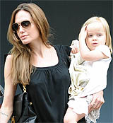 Angelina, con su hija Vivienne en brazos