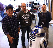 Abrams (izq.), con R2D2
