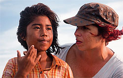 Patricia Ortega (dcha.), con Daniela González, en el rodaje de su opera prima