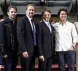 Jerry Bruckheimer rodeado de Thornton, Cage y Cruise