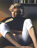 Marilyn, enfrascada en la lectura