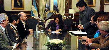 Ferndández de Kirchner firma la creación de la Cinemateca argentina Ferndández de Kirchner firma la creación de la Cinemateca argentina