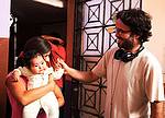 Diego Vega, con una actriz, en el rodaje