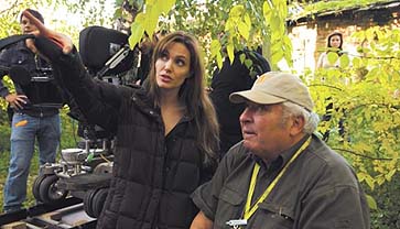 Angelina, dando instrucciones a un miembro del equipo en el rodaje de su opera prima