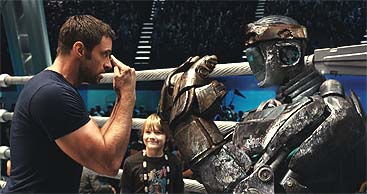 Jackman instruye a su boxeador robotizado