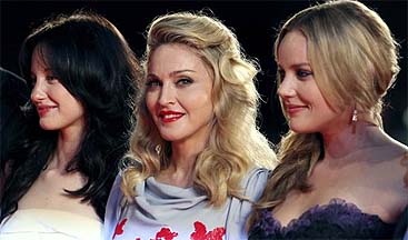 Madonna, entre las actrices de 'W.E.' (Reuters) Madonna, entre las actrices de 'W.E.' (Reuters)