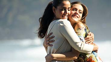 Cuesta, abrazada a su 'hermana' María León (Patricia S.Guerrero) Cuesta, abrazada a su 'hermana' María León (Patricia S.Guerrero)